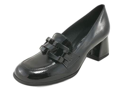 Mocassini IGI&CO 8696100 Fabiana in vernice naplack con catena e tacco a blocco. Eleganza e comfort in puro stile Made in Italy.<br /><br />I mocassini IGI&CO 8696100 Fabiana sono la perfetta sintesi tra classe e comodità. Realizzati in morbida vernice naplack nero, conquistano al primo sguardo grazie al raffinato accessorio a catena che aggiunge un tocco glamour senza rinunciare alla sobrietà.<br /><br />Il sottopiede in pelle imbottito avvolge il piede in un comfort totale, mentre il tacco a blocco da 5,5 cm e la suola in gomma antiscivolo assicurano stabilità e praticità in ogni momento della giornata.<br /><br />Ideali per l’ufficio, una passeggiata in centro o una serata chic, questi mocassini sono l’emblema dello stile raffinato che non rinuncia al benessere.<br />Ovviamente Made in Italy — eleganza e comfort firmati dalla tradizione artigianale italiana.<br /><br />Provali e scopri quanto può essere comodo essere impeccabilmente elegante!