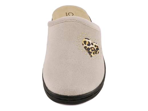 Pantofole donna invernali aperte dietro in peluche beige con zeppa 4 cm<br /><br />Pantofole donna invernali aperte dietro, ideali per affrontare la stagione fredda con comfort, calore e praticità. La tomaia in peluche beige liscio è impreziosita da un elegante decoro maculato a forma di cuore con piccoli strass dorati, per uno stile femminile e curato anche in casa.<br /><br />La fodera interna in tessuto caldo contribuisce a mantenere il piede avvolto e protetto dal freddo, mentre il sottopiede imbottito in velluto, morbido e confortevole, garantisce una piacevole sensazione a ogni passo.<br /><br />Il fondo con zeppa di 4 cm in gomma flessibile e antiscivolo assicura stabilità, leggerezza e sicurezza anche su superfici leggermente bagnate.<br />Perfette per il relax domestico, per le attività quotidiane in casa e per chi desidera una pantofola pratica ma elegante.<br /><br />⚠️ Nota vestibilità: si consiglia di scegliere una taglia in più rispetto alla normale taglia utilizzata di pantofole.