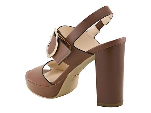 Elegante sandalo NeroGiardini con tacco a blocco da 10 cm, plateau e fascia regolabile con fibbia metallica, disponibile in nero e cuoio, perfetto per cerimonie ed eventi.