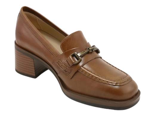 Eleva il tuo stile con il mocassino raffinato da donna NeroGiardini I308180D. Realizzato in pregiata pelle con un elegante accessorio metal, questo mocassino offre un tacco a blocco di 4,5 cm per una camminata sicura e comoda. La suola in gomma antiscivolo assicura una stabilità ottimale. Questo capolavoro italiano unisce moda e funzionalità per una calzatura sofisticata adatta a ogni occasione. Scopri l'artigianalità italiana con NeroGiardini.
