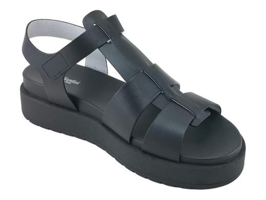 Sandalo donna NeroGiardini in pelle con suola platform da 3 cm, chiusura con fibbia e fussbett imbottito per un comfort urbano grintoso.