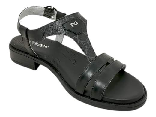 Scopri i Sandali Bassi Donna NeroGiardini E410464D in pelle con logo metal, comodi e sofisticati, su Laporta Calzature. Acquista ora!<br /><br />I Sandali Bassi Donna NeroGiardini E410464D, disponibili su Laporta Calzature, uniscono un design ricercato a un comfort eccezionale. <br />Realizzati in pelle di alta qualità con fodera in pelle, questi sandali offrono una calzata confortevole e duratura. <br />Il cinturino alla caviglia garantisce una stabilità ottimale, mentre il sottopiede in pelle imbottito assicura un comfort prolungato. Il tacco basso di 2,5 cm aggiunge un tocco di eleganza senza sacrificare la comodità. <br />Il design raffinato, arricchito dal logo metal, e le linee essenziali conferiscono un look sofisticato ideale per ogni occasione. Questi sandali, orgogliosamente Made in Italy, sono un must-have per il guardaroba femminile. <br />Aggiungi un tocco di classe al tuo stile, acquista ora su Laporta Calzature!