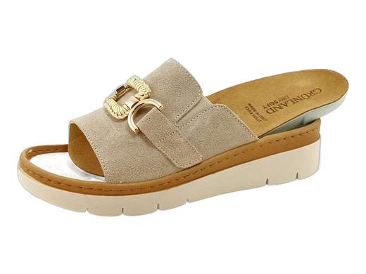 Ciabatta donna Grunland CE 0456 68MOLL con zeppa 4 cm, fascia in pelle scamosciata e sottopiede estraibile Dry Soft. Comfort e stabilità Made in Italy.<br /><br />Le ciabatte donna Grunland CE 0456 68MOLL sono pensate per regalarti il massimo del comfort con un tocco di stile. La fascia in morbida pelle scamosciata è impreziosita da un elegante accessorio quadrato che rende il modello raffinato ma al tempo stesso pratico.<br /><br />Il sottopiede estraibile in pelle DRY SOFT è il vero asso nella manica: assorbe l’umidità, mantiene il piede asciutto e offre una camminata soffice e confortevole. Se preferisci, puoi sostituirlo facilmente con un plantare personale.<br /><br />La zeppa in gomma antiscivolo da 4 cm garantisce stabilità e leggerezza, rendendo queste ciabatte ideali da indossare ogni giorno, a casa, in vacanza o nel tempo libero.<br /><br />Grunland non tradisce mai: qui comodità, funzionalità e qualità Made in Italy si incontrano per darti il meglio.<br /><br />Provale subito e scopri che anche il comfort può essere elegante!