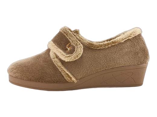 Pantofole donna invernali CINZIA Soft taupe in pelliccia rasata con strappo e zeppa antiscivolo. Calde, comode e ideali per la casa.<br /><br />Queste pantofole donna invernali sono progettate per offrire calore, comfort e stabilità durante la stagione fredda. La tomaia è realizzata in pelliccia rasata color taupe, con bordi rifiniti in pelo più lungo che aumentano la protezione dal freddo e migliorano la sensazione di morbidezza al piede. La fodera interna in pelliccia avvolge il piede mantenendolo caldo e asciutto anche nelle giornate più rigide.<br /><br />La chiusura a strappo regolabile consente un’ottima adattabilità a diverse forme di piede, rendendo la calzata stabile e confortevole anche in presenza di piedi sensibili o con collo alto. Le solette imbottite non estraibili garantiscono un appoggio morbido e continuo, ideale per l’uso quotidiano prolungato.<br /><br />Il fondo a zeppa da 4 cm in gomma naturale, leggero, flessibile e antiscivolo, assicura stabilità e sicurezza anche su superfici leggermente bagnate, rendendo queste pantofole perfette non solo per il relax ma anche per le normali attività domestiche.<br /><br />Una pantofola calda, pratica e affidabile, pensata per chi cerca comfort invernale e sicurezza in casa. Una scelta ideale per accompagnarti ogni giorno nei momenti di relax.