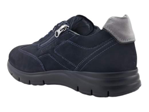 Sneakers uomo NeroGiardini in pelle nabuk con zip laterale e lacci. Comode, traspiranti e leggere. Scopri su Laporta Calzature! Made in Italy. <br /><br />Le sneakers NeroGiardini I202501U sono il mix perfetto di eleganza e comfort quotidiano. <br />Realizzate in pelle nabuk di alta qualità, con fodera in pelle e sottopiede imbottito estraibile DryGo, garantiscono traspirabilità e igiene ottimali. <br />La doppia chiusura con lacci e zip laterale aggiunge praticità, mentre la suola in gomma leggera assicura comodità anche nelle giornate più lunghe. <br />Con un design minimale e raffinato, queste sneakers si adattano a ogni occasione, dal lavoro al tempo libero, per un look rilassato e sempre impeccabile. <br />Scoprile ora su Laporta Calzature e porta il Made in Italy ai tuoi piedi!