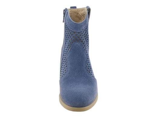 Elegante tronchetto estivo NeroGiardini in pelle scamosciata traforata colori avio e creta, tacco stabile 6,5 cm e zip interna, ideale per look urban chic.