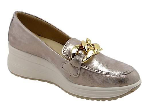 Scopri i Mocassini Zeppa ENVAL Soft 5760922 Ronda in pelle metallizzata taupe con catena dorata, comodi e alla moda, su Laporta Calzature. Acquista ora!<br /><br />I Mocassini Zeppa ENVAL Soft 5760922 Ronda, disponibili su Laporta Calzature, offrono il perfetto mix di stile e comfort, ideali per l'uso urbano e le mezze stagioni. <br />Realizzati in morbida pelle metallizzata con un elegante effetto nuvolato color taupe, questi mocassini sono impreziositi da un raffinato accessorio a catena dorata. <br />La comoda zeppa sportiva di 5,5 cm aggiunge altezza senza sacrificare la praticità, rendendoli perfetti per l’uso quotidiano. <br />Il sottopiede estraibile in memory foam rivestito in pelle assicura un comfort eccezionale per tutta la giornata. <br />Orgogliosamente Made in Italy, questi mocassini rappresentano qualità e artigianalità italiana. <br />Aggiungi un tocco di eleganza al tuo guardaroba, acquista ora su Laporta Calzature!