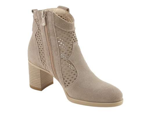 Elegante tronchetto estivo NeroGiardini in pelle scamosciata traforata colori avio e creta, tacco stabile 6,5 cm e zip interna, ideale per look urban chic.