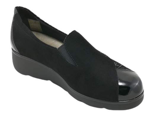 Esplora lo stile e il comfort con i nostri mocassini Susimoda 87120/76! <br />Realizzati con cura in Italia, questi mocassini sono progettati per offrirti il massimo comfort durante tutto il giorno. <br />La tomaia in morbido camoscio stampato, impreziosito da strass in tinta e inserti di naplak lucido, aggiunge un tocco di eleganza al tuo outfit quotidiano. <br />Il sottopiede in pelle con imbottitura, una volta estratto, aumenta il volume di calzata per adattarsi anche ai piedi più robusti. <br />Con un fondo zeppa di 3,5 cm, questi mocassini sono leggeri e comodi, perfetti per affrontare qualsiasi giornata con stile. <br />Rilassati e coccola i tuoi piedi con i mocassini Susimoda!