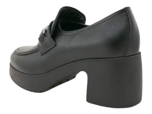 Scopri i Mocassini Donna NeroGiardini I411290D in pelle con tacco a blocco e accessorio metal brunito, comodi e versatili, su Laporta Calzature. Acquista ora!<br /><br />I Mocassini Donna NeroGiardini I411290D, disponibili su Laporta Calzature, sono la scelta perfetta per chi cerca eleganza e comfort in un’unica scarpa. <br />Realizzati in pregiata pelle con fodera in pelle, questi mocassini vantano un elegante accessorio metallico brunito che aggiunge un tocco chic. <br />Il tacco a blocco di 6,5 cm e il plateau di 2 cm regalano slancio senza sacrificare la comodità, mentre la suola in gomma antiscivolo ti accompagnerà con sicurezza in ogni momento della giornata. <br />Il plantare imbottito offre comfort extra, ideale per lunghe giornate in ufficio o per un look sportivo e casual. <br />Divertiti a mixare i tuoi outfit e rinnova il tuo guardaroba con stile: acquista ora su Laporta Calzature!