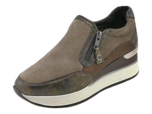 Esplora lo stile e il comfort con le sneakers donna Cinzia Soft IV2520320. Queste sneakers si distinguono per il design sofisticato: realizzate in camoscio con inserti lucidi stampati, offrono un look unico e accattivante. Dotate di due chiusure lampo laterali per una calzata rapida e comoda, queste sneakers uniscono praticità e stile. Il sottopiede imbottito in pelle, estraibile per una pulizia agevole, assicura un comfort straordinario, mentre il fondo ginnico alto 5,5 cm aggiunge un tocco di elevazione alla tua camminata. Scegli queste sneakers per un look distintivo che ti accompagna in ogni momento, unendo design innovativo e comfort eccezionale.