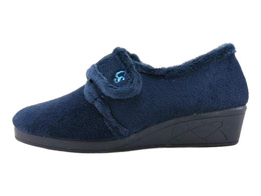 Pantofole donna invernali chiuse con strappo in pelliccia rasata e zeppa in gomma naturale. Calde, comode e antiscivolo per la casa.<br /><br />Le pantofole donna CINZIA Soft IEA3801 002 sono pensate per offrire massimo calore, comfort e stabilità durante la stagione invernale, ideali per vivere la casa in totale relax anche quando le temperature si abbassano.<br /><br />La tomaia è realizzata in pelliccia rasata morbida, con bordi rifiniti in pelo più lungo che valorizzano l’estetica e aumentano la sensazione di calore. La fodera interna in pelliccia avvolge il piede mantenendolo caldo e protetto per tutta la giornata.<br /><br />La chiusura a strappo è un elemento fondamentale: consente una regolazione precisa e personalizzata, rendendo queste pantofole adatte anche a piedi più delicati o che necessitano di maggiore adattabilità.<br /><br />Il comfort è completato dalla soletta imbottita non estraibile, studiata per garantire un appoggio morbido e stabile durante la camminata domestica.<br /><br />Il fondo a zeppa da 4 cm in gomma naturale rappresenta un vero punto di forza: è leggero, flessibile e antiscivolo, ideale per muoversi in sicurezza anche su superfici leggermente umide, assicurando stabilità e sostegno senza affaticare.<br /><br />Una pantofola calda, pratica e confortevole, perfetta per la casa, il relax quotidiano e tutte le attività domestiche quando il freddo si fa sentire. Una scelta funzionale pensata per il benessere quotidiano del piede.