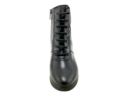Scopri i Tronchetti Stringati Donna NeroGiardini I411201D in pelle, grintosi ed eleganti con lacci e zip. Tacco 7 cm per un tocco glam. Acquista ora! <br /><br />I Tronchetti Stringati Donna NeroGiardini I411201D, disponibili su Laporta Calzature, sono quel mix irresistibile di stile e comfort che non sapevi di volere. <br />Realizzati in pelle di alta qualità, vantano una doppia chiusura: lacci per regolare al millimetro e zip laterale per quando hai fretta (sappiamo che succede spesso!). Il sottopiede imbottito in pelle ti coccola, mentre la suola in gomma con tacco di 7 cm e plateau di 1,5 cm ti dà la giusta altezza per dominare la giornata. <br />Perfetti per passare dall’ufficio a un aperitivo con gli amici senza mai perdere un colpo. <br />Vuoi aggiungere un tocco di grinta al tuo guardaroba? Acquista ora su Laporta Calzature e conquista ogni passo!