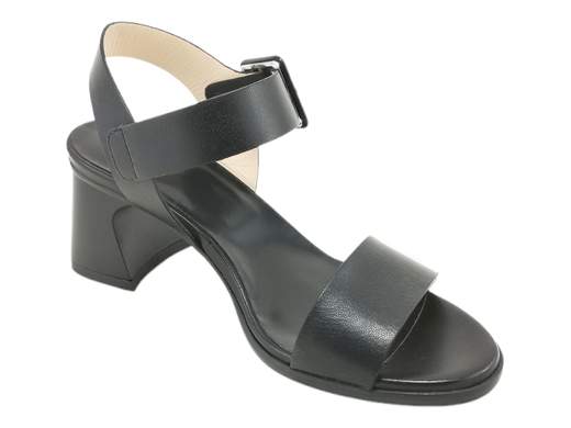 Sandali con tacco NeroGiardini in pelle, eleganti e comodi con fibbia glam e tacco 6 cm. Perfetti per ogni occasione. Scopri lo stile Made in Italy!<br /><br />I sandali donna NeroGiardini E513240D con tacco sono la tua arma segreta per sfoggiare eleganza e sicurezza… senza rinunciare alla comodità. <br />Realizzati interamente in pelle, con fodera coordinata e sottopiede leggermente imbottito (perché sì, il comfort è sexy!), questi sandali con cinturino alla caviglia e maxi fibbia squadrata ti faranno brillare. <br />Il tacco sagomato da 6 cm slancia senza sacrifici, mentre la suola in gomma antiscivolo ti tiene salda anche nei momenti più “scivolosi”.<br />Perfetti per cerimonie, cene eleganti, party estivi o anche solo per sentirti incredibile il lunedì mattina.<br />*Made in Italy*, perché anche i tuoi piedi meritano il meglio.<br />Mettili al carrello prima che lo faccia qualcun'altra!