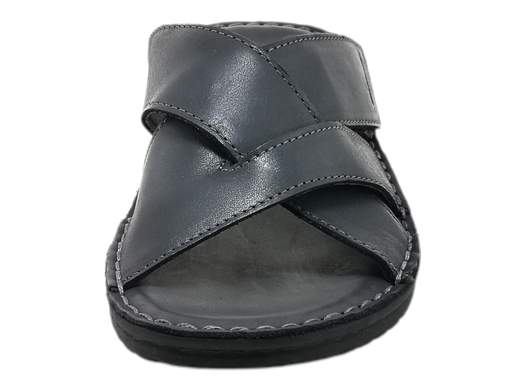 Scopri il comfort e lo stile senza tempo con la ciabatta uomo Grunland CI 2494 80LAPO. Realizzata interamente in pelle nero, questa ciabatta incanta con la sua eleganza minimalista. Le fasce incrociate regolabili a strappo offrono una vestibilità personalizzata e sicura. Il sottopiede imbottito Re-Soft in pelle dona un comfort avvolgente ad ogni passo. La suola in gomma leggera e flessibile garantisce una camminata senza sforzo. Sia che tu stia rilassandoti in casa o che voglia un'opzione casual per l'estate, la ciabatta Grunland CI 2494 80LAPO sarà la tua compagna ideale.