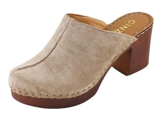 Sabot da donna stile olandese in pelle scamosciata tortora con tacco comodo, plateau leggerissimo e sottopiede imbottito per un comfort quotidiano.