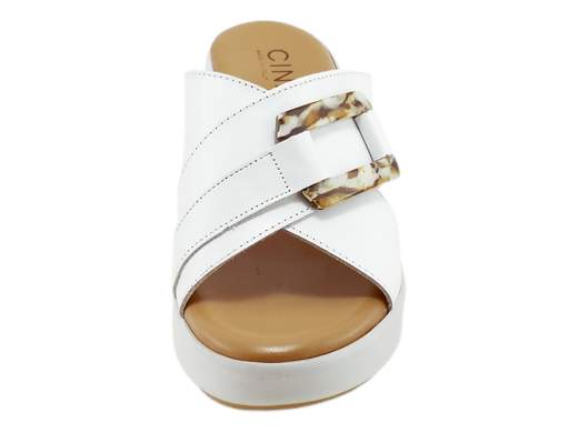Ciabatte donna CINZIA Soft con zeppa 6,5 cm e plateau 2,5 cm. Fasce incrociate in pelle e comfort imbattibile. Provale ora!<br /><br />Ciabatta zeppa donna CINZIA Soft TS61324 001.<br />Un modello che unisce stile e comodità, perfetto per chi non rinuncia a un tocco grintoso anche nelle giornate più casual.<br /><br />Le fasce incrociate in morbida pelle, impreziosite da un elegante dettaglio maculato, donano carattere e personalità ad ogni outfit. Il sottopiede, generosamente imbottito, assicura un comfort che dura tutto il giorno.<br /><br />Il fondo zeppa in tinta, alto 6,5 cm e bilanciato da un plateau anteriore di 2,5 cm, slancia la figura senza rinunciare alla stabilità e alla praticità.<br /><br />Perfette per il tempo libero, la vacanza o una passeggiata rilassante: queste ciabatte saranno la tua scelta ideale per affrontare ogni occasione con stile e comodità. Non lasciartele sfuggire!