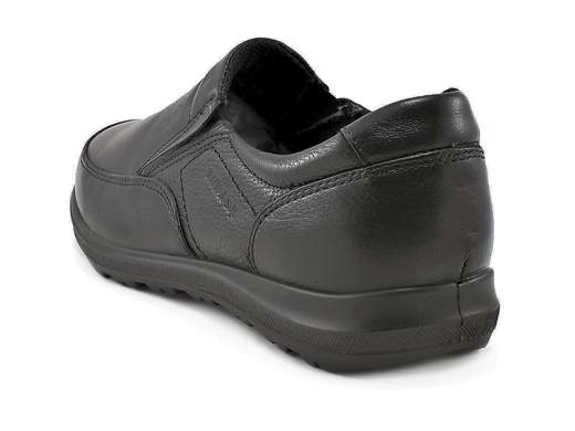 Mocassini uomo in pelle nappa nera, leggeri e ammortizzati. Comfort elevato, ideali per ufficio e uso quotidiano prolungato.<br /><br />Questi mocassini da uomo sono pensati per chi cerca massimo comfort, leggerezza e versatilità in un’unica calzatura. La tomaia è realizzata in morbida pelle nappa bottalata nera, piacevole al tatto e capace di adattarsi naturalmente alla forma del piede. La fodera in tessuto tecnico traspirante favorisce la corretta gestione del calore, mantenendo il piede asciutto anche dopo molte ore di utilizzo.<br /><br />La calzata è estremamente confortevole grazie alla soletta estraibile e traspirante in pelle memory foam, che assorbe gli impatti e sostiene il piede durante la camminata. Il doppio elastico ai lati del collo facilita la calzata e garantisce una tenuta stabile senza costrizioni.<br /><br />Il fondo platform in poliuretano da 3 cm assicura leggerezza, flessibilità e ammortizzazione, rendendo questi mocassini ideali per lunghe camminate, giornate di lavoro e utilizzo quotidiano prolungato. Uno stile pulito e funzionale, perfetto per l’ufficio e il tempo libero, con il valore aggiunto della qualità artigianale italiana.<br /><br />Una scelta ideale per chi desidera una scarpa pratica, elegante e confortevole da indossare ogni giorno.