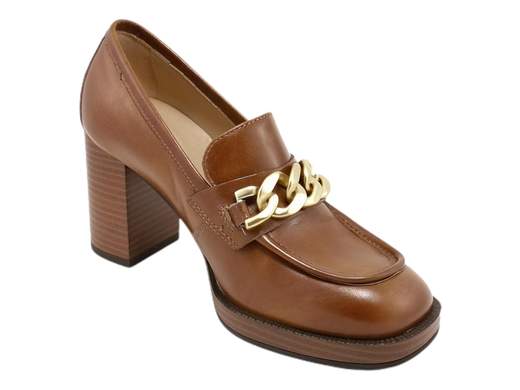 Eleva il tuo stile con il mocassino raffinato da donna NeroGiardini I205060D. Realizzato in pregiata pelle con un elegante accessorio catena, questo mocassino offre un tacco a blocco di 8 cm e un plateau da 1 cm per una camminata sicura e comoda. La suola in gomma antiscivolo assicura una stabilità ottimale. Questo capolavoro italiano unisce moda e funzionalità per una calzatura sofisticata adatta a ogni occasione. Scopri l'artigianalità italiana con NeroGiardini.