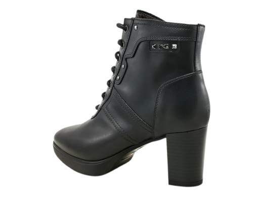 Scopri i Tronchetti Stringati Donna NeroGiardini I411201D in pelle, grintosi ed eleganti con lacci e zip. Tacco 7 cm per un tocco glam. Acquista ora! <br /><br />I Tronchetti Stringati Donna NeroGiardini I411201D, disponibili su Laporta Calzature, sono quel mix irresistibile di stile e comfort che non sapevi di volere. <br />Realizzati in pelle di alta qualità, vantano una doppia chiusura: lacci per regolare al millimetro e zip laterale per quando hai fretta (sappiamo che succede spesso!). Il sottopiede imbottito in pelle ti coccola, mentre la suola in gomma con tacco di 7 cm e plateau di 1,5 cm ti dà la giusta altezza per dominare la giornata. <br />Perfetti per passare dall’ufficio a un aperitivo con gli amici senza mai perdere un colpo. <br />Vuoi aggiungere un tocco di grinta al tuo guardaroba? Acquista ora su Laporta Calzature e conquista ogni passo!