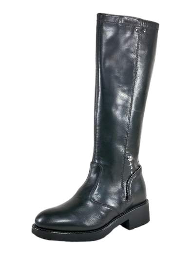 Cattura l'eleganza e la grinta con gli stivali da donna NeroGiardini I205804D. Questi stivali in pelle sfoggiano una ricca decorazione di borchie metalliche, conferendo un tocco di stile audace e distintivo. Con un gambale dotato di elastico, si adattano con precisione alla tua gamba, garantendo una vestibilità personalizzata e confortevole. La chiusura lampo laterale rende l'indossarli un'operazione rapida e semplice. Grazie al plantare imbottito in morbida pelle, ogni passo sarà avvolto da un comfort lussuoso. La suola in gomma offre una presa sicura mentre il tacco a blocco da 4 cm dona un tocco di altezza senza compromettere la stabilità. Gli stivali NeroGiardini, un autentico simbolo di qualità artigianale Made in Italy, sono l'aggiunta ideale al tuo guardaroba per distinguerti con stile in ogni occasione.