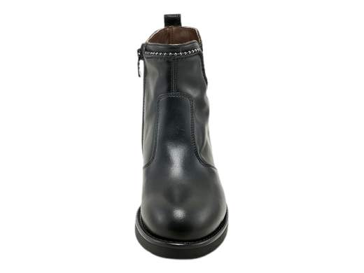 Scopri gli Stivaletti Donna NeroGiardini I411870D in pelle con borchie e tacco a blocco di 3,5 cm. Eleganza grintosa Made in Italy. Acquistali ora su Laporta Calzature! <br /><br />Gli Stivaletti Donna NeroGiardini I411870D, disponibili su Laporta Calzature, offrono una combinazione irresistibile di praticità, stile e qualità artigianale Made in Italy. <br />Realizzati interamente in pelle di pregio, sono impreziositi da un elegante filo di borchie metalliche con logo, per un tocco grintoso e sofisticato. <br />La chiusura con zip laterale li rende facili da indossare, perfetti per le giornate dinamiche. <br />Il sottopiede imbottito in pelle garantisce un comfort duraturo, mentre la robusta suola in gomma con leggero carrarmato e tacco a blocco di 3,5 cm offre stabilità e una nota di carattere. <br />Ideali per un outfit da ufficio o per una serata spensierata con amici. <br />Vuoi praticità e raffinatezza con grinta? Acquista ora su Laporta Calzature e cammina con stile!