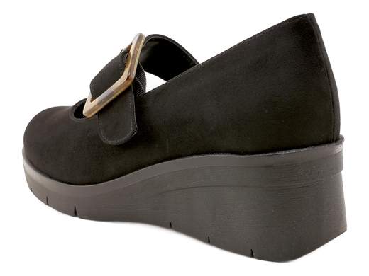 Décolleté Mary Jane con zeppa Cinzia Soft: eleganza e comfort Made in Italy per look raffinati da mattina a sera.<br /><br />Quando la classe incontra la praticità, nascono loro: le décolleté Mary Jane con zeppa Cinzia Soft TS126041. Il camoscio sintetico nero è raffinato quanto basta, mentre il maxi cinturino con fibbia marrone aggiunge quel tocco deciso che non passa inosservato.<br /><br />Il sottopiede in pelle super imbottito ti coccola a ogni passo, e la zeppa da 5 cm in gomma antiscivolo è l’alleata perfetta per affrontare la giornata con stile (e senza soffrire).<br /><br />Raffinate ma comode, si adattano a ogni occasione: perfette in ufficio, irresistibili di sera. Ovviamente Made in Italy.