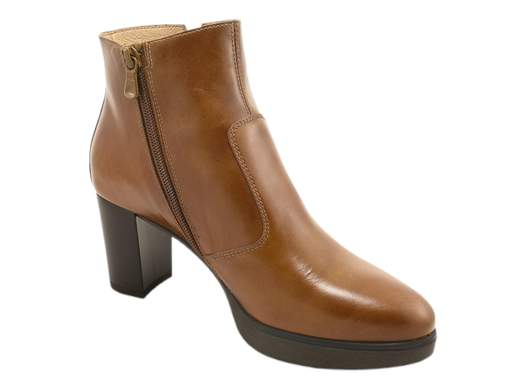 Scopri i Tronchetti Donna NeroGiardini I411200D in pelle, eleganti e pratici con tacco di 7 cm e zip laterale. Acquista ora su Laporta Calzature!<br /><br />I Tronchetti Donna NeroGiardini I411200D, disponibili su Laporta Calzature, sono il mix perfetto di stile, comfort e versatilità. Realizzati interamente in pelle di qualità, questi tronchetti esprimono un’eleganza senza tempo, ideale per completare ogni look. <br />La comoda zip laterale rende la calzata rapida e senza sforzo, mentre il sottopiede imbottito in pelle garantisce un comfort che dura tutto il giorno. <br />La suola in gomma, con tacco di 7 cm e plateau di 1,5 cm, ti offre un tocco di altezza e sicurezza, perfetti per affrontare sia una lunga giornata in ufficio che una serata speciale. <br />Dai un tocco di grinta e raffinatezza al tuo stile: acquista ora su Laporta Calzature e fai ogni passo con classe!