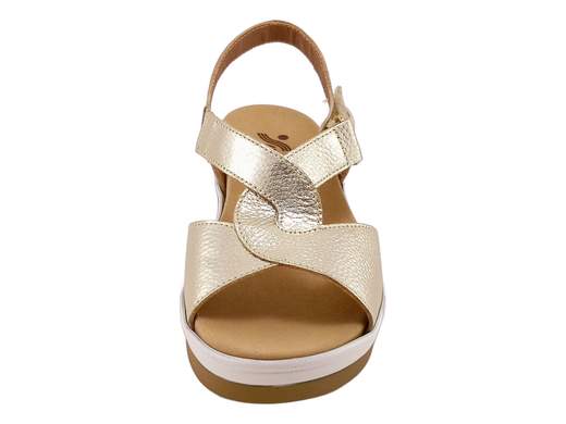 Sandali SUSIMODA 2012/34 con tomaia in pelle, chiusura a strappo ed elastico, plantare assorbente e zeppa 4,5 cm. Comfort e stile Made in Italy.<br /><br />I SUSIMODA 2012/34 sono la scelta perfetta per chi desidera un sandalo comodo ma con un look curato. La tomaia, interamente in pelle laminata, combina una fascia ampia e morbida con eleganti incroci sul collo del piede. Da un lato trovi un comodo elastico che accompagna i movimenti, dall'altro una chiusura a strappo regolabile per adattarsi perfettamente alla pianta.<br /><br />Il plantare, morbido e imbottito, è rivestito in microfibra assorbente studiata per mantenere il piede asciutto anche nelle giornate più calde. La zeppa leggera in poliuretano da 4,5 cm offre il giusto sostegno senza appesantire il passo. Ovviamente Made in Italy.<br /><br />Cerchi un sandalo pratico da indossare tutto il giorno, ma che abbia comunque un tocco di stile? Questo modello è pensato proprio per te.