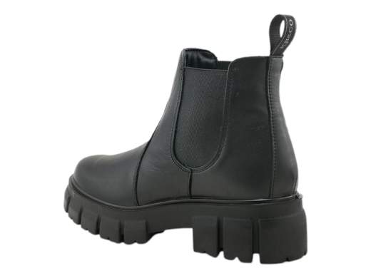 Scopri gli Stivaletti Chelsea Donna IGI&CO 6664200 Soraya in pelle nera con fondo carrarmato e tacco 5 cm. Eleganti e pratici, acquistali ora su Laporta Calzature! <br /><br />Gli Stivaletti Chelsea Donna IGI&CO 6664200 Soraya, disponibili su Laporta Calzature, sono il perfetto connubio tra stile senza tempo e praticità moderna. <br />Realizzati interamente in pelle nera, questi stivaletti presentano i classici elastici laterali che li rendono facili e veloci da indossare, ideali per chi non vuole perdere tempo senza rinunciare all’eleganza. <br />Il sottopiede imbottito in pelle, estraibile per la massima igiene, garantisce comfort duraturo, mentre il robusto fondo carrarmato in gomma e il tacco di 5 cm offrono leggerezza e grinta per affrontare ogni occasione. <br />Che tu stia andando al lavoro o uscendo con gli amici, questi Chelsea sono un must-have versatile e di carattere. <br />Aggiungi grinta al tuo look: acquista ora su Laporta Calzature e cammina con stile Made in Italy!