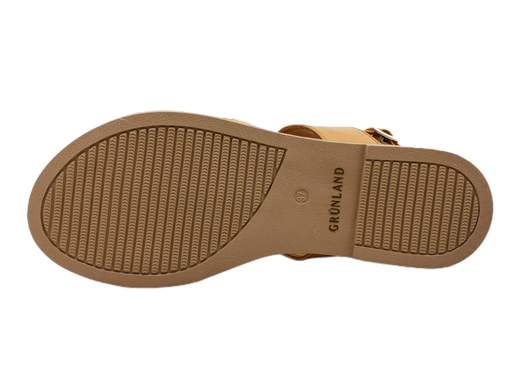 Il sandalo basso da donna Grunland SA 2854 L6FEBE è un modello elegante e raffinato, perfetto per l'estate. La tomaia è interamente realizzata in pelle bicolore cuoio e bronzo, con un accessorio catena in tinta. Il sottopiede è imbottito e la suola è in gomma con tacco di 1 cm.<br />Questa sandalo è ideale per chi cerca un modello comodo e alla moda da indossare in città, al lavoro o in occasioni speciali. È disponibile in diverse misure, perfetti per ogni piede.