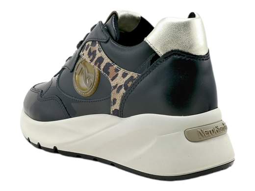 Scopri l'eccellenza italiana con la sneaker da donna NeroGiardini I308330D. Realizzata in pelle con riporto vernice, presenta un elegante inserto animalier per un tocco di stile. Il sottopiede in pelle estraibile DryGo assorbe l'umidità, garantendo comfort e benessere durante tutto il giorno. Con un moderno fondo ginnico alto 3,5 cm, questa sneaker unisce moda e funzionalità per un look irresistibile. Prova l'arte artigianale italiana ad ogni passo. Acquista ora e vivi l'eleganza Made in Italy.