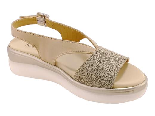 Sandali donna CINZIA Soft con zeppa 4,5 cm e plantare estraibile. Comfort, stile e possibilità di plantare personalizzato. Scoprili subito!<br /><br />Sandali zeppa donna estraibili CINZIA Soft IO20624.<br />Un classico rivisitato che unisce comodità e praticità: questi sandali sono pensati per chi desidera una calzata impeccabile e allo stesso tempo un tocco di stile.<br /><br />La tomaia in morbida pelle e nabuk con elegante motivo a micro bolle avvolge il piede con delicatezza, assicurando stabilità e una vestibilità perfetta anche per chi ha esigenze particolari.<br /><br />Il vero punto di forza? Il plantare estraibile in pelle, imbottito per garantire comfort durante tutta la giornata e sostituibile con uno personalizzato su prescrizione medica. Una caratteristica che rende questi sandali ancora più versatili e attenti al benessere del piede.<br /><br />Il fondo zeppa bicolore di 4,5 cm regala stabilità e leggerezza, rendendoli ideali per ogni occasione, dalla passeggiata quotidiana alle uscite più eleganti. Non aspettare oltre: scegli oggi stesso la comodità su misura!