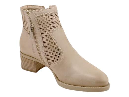 Stivaletto NeroGiardini E409710D: eleganza e comfort in ogni passo!<br />Pelle traforata, accessorio logato, zip laterale, plantare estraibile DryGo e tacco di 4 cm.