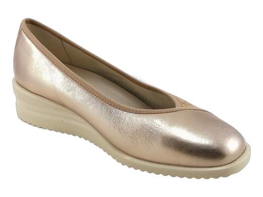 Scarpa comfort da donna Cinzia Soft in camoscio micro traforato taupe e pelle laminata sabbia, con plantare estraibile e zeppa flessibile da 3,5 cm.
