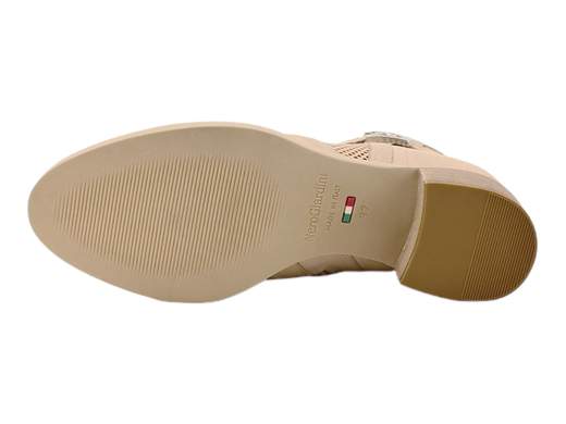 Stivaletto NeroGiardini E409710D: eleganza e comfort in ogni passo!<br />Pelle traforata, accessorio logato, zip laterale, plantare estraibile DryGo e tacco di 4 cm.