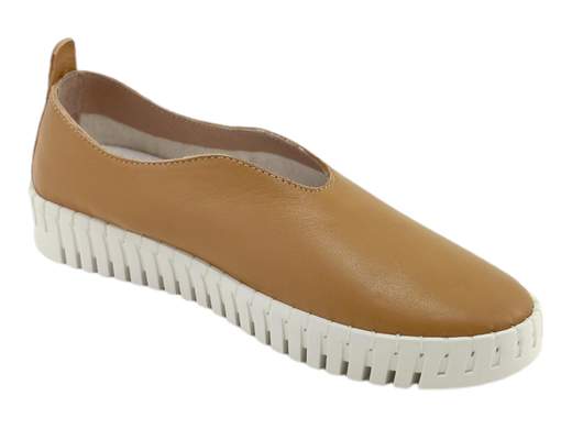 Ballerine CINZIA Soft PQ8245449C in pelle morbidissima, fodera traspirante e suola flessibile da 3 cm. Comfort e stile perfetti per l’estate! <br /><br />Leggere come una piuma, fresche come una brezza estiva! <br />Le ballerine CINZIA Soft PQ8245449C, in pelle morbidissima color cuoio, avvolgono il piede con delicatezza, mentre la fodera traspirante assicura il massimo comfort anche nelle giornate più calde. <br />Il plantare imbottito in pelle è estraibile, adattandosi a ogni esigenza, e la suola flessibile con intagli da 3 cm dona leggerezza e libertà di movimento. <br />Pratiche, versatili e perfette per ogni occasione! Disponibili su Laporta Calzature, provale subito!