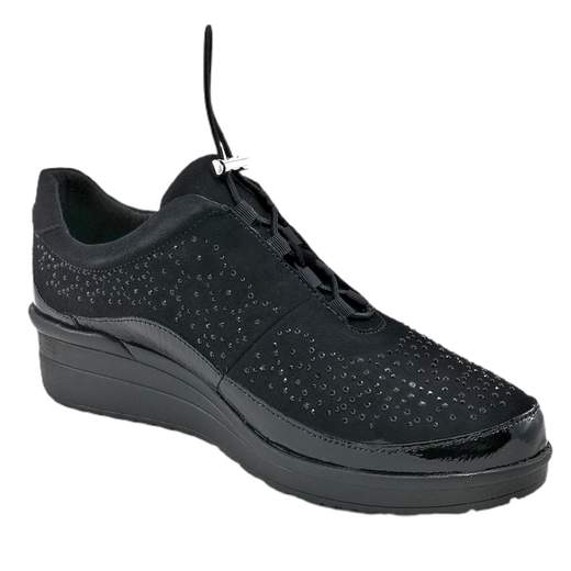 Scopri il mocassino da donna Susimoda 80920/102! Questo mocassino è progettato pensando al massimo comfort e allo stile. La tomaia in morbido camoscio è impreziosita da perline in tinta e un inserto di naplak lucido, conferendo un tocco di eleganza al tuo look. Dotato di lacci elastici per una regolazione ottimale, assicura una calzata comoda e aderente. Il sottopiede estraibile in pelle con imbottitura garantisce un comfort imbattibile, mentre il fondo zeppa di 4,5 cm extra leggero offre una piacevole sensazione di leggerezza ad ogni passo. Aggiungi un tocco di comfort e stile al tuo guardaroba con questo mocassino Susimoda!
