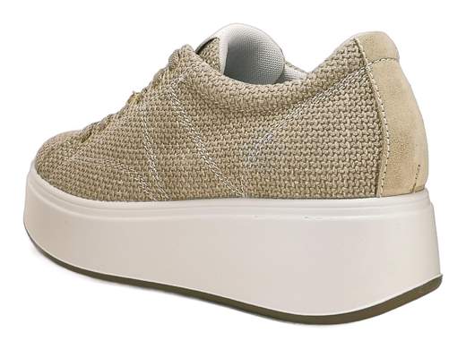 Sneaker in rafia color sabbia con ciondolo a cuore e pietra ambra, suola platform 5cm ammortizzata e plantare in pelle estraibile per un benessere quotidiano.