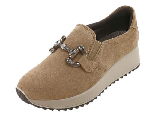 Mocassini Enval Soft 8779155 in pelle scamosciata fango con platform e accessorio in pietre. Comfort ed eleganza Made in Italy.<br /><br />I mocassini platform Enval Soft 8779155 Esther uniscono comfort e stile in perfetta armonia. Realizzati in morbida pelle scamosciata color fango, sono impreziositi da un raffinato accessorio in pietre che dona un tocco di luce discreta e ricercata.<br /><br />Il sottopiede in pelle imbottito con memory foam offre una sensazione di comfort assoluto, mentre la zeppa platform di 4 cm in poliuretano, leggera e antiscivolo, garantisce stabilità e benessere per tutto il giorno.<br /><br />Perfetti per accompagnarti dall’ufficio al tempo libero, questi mocassini Made in Italy sono la scelta giusta per chi non rinuncia mai a eleganza e comodità.<br /><br />Cammina con stile e leggerezza: provali subito e scopri il piacere del vero comfort italiano!