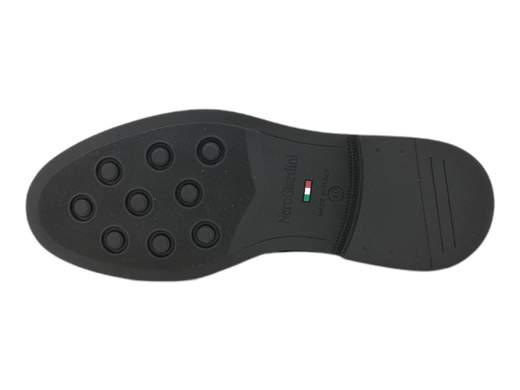 Stringata uomo classica NeroGiardini in pelle spazzolata, ideale per abito da cerimonia o ufficio formale con suola in gomma comfort e punta arrotondata. Prodotto Made in Italy.