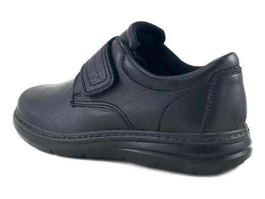 Scarpe basse comfort uomo con strappo, leggere e ammortizzate, ideali per camminare a lungo con praticità e comodità quotidiana.<br /><br />Queste scarpe basse da uomo sono progettate per offrire massimo comfort, praticità e leggerezza, ideali per un utilizzo quotidiano e prolungato. La tomaia è realizzata in morbida pelle nappa bottalata color nero, resistente ma estremamente flessibile, abbinata a una fodera in tessuto tecnico traspirante che aiuta a mantenere il piede asciutto anche dopo molte ore.<br /><br />La calzata è davvero comoda e accogliente grazie alla soletta estraibile e traspirante in pelle memory foam, che assicura ammortizzazione, supporto e benessere costante durante la camminata. La chiusura con strappo centrale rende la scarpa facile da indossare e regolare, garantendo una tenuta stabile e personalizzata, perfetta anche per chi cerca rapidità e semplicità senza rinunciare al comfort.<br /><br />Il fondo platform in poliuretano da 3 cm è leggero, flessibile e ammortizzante, pensato per ridurre l’affaticamento del piede e accompagnare con naturalezza anche lunghe camminate. Una scarpa pratica, affidabile e versatile, adatta al tempo libero, alle commissioni quotidiane e all’uso urbano, ideale per chi privilegia la comodità assoluta.<br /><br />Una scelta sicura per affrontare la giornata con comfort continuo, facilità di calzata e qualità Made in Italy. Scoprile ora e rendi più leggere tutte le tue giornate.