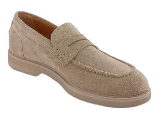 Mocassini uomo in pelle scamosciata NeroGiardini: stile casual chic e comfort top. Perfetti per lavoro o serate. Scoprili subito!<br /><br />Mocassini uomo NeroGiardini E500600U: eleganza disinvolta con un tocco di classe. <br />Realizzati in pelle scamosciata e foderati interamente in pelle, garantiscono comfort grazie al sottopiede imbottito. <br />Il design college con mascherina penny loafer aggiunge carattere, mentre la suola in gomma antiscivolo con tacco da 2,5 cm ti assicura stabilità in ogni occasione. <br />Perfetti per il lavoro, le uscite serali o gli eventi in cui vuoi fare centro senza rinunciare alla comodità. Provali ora!