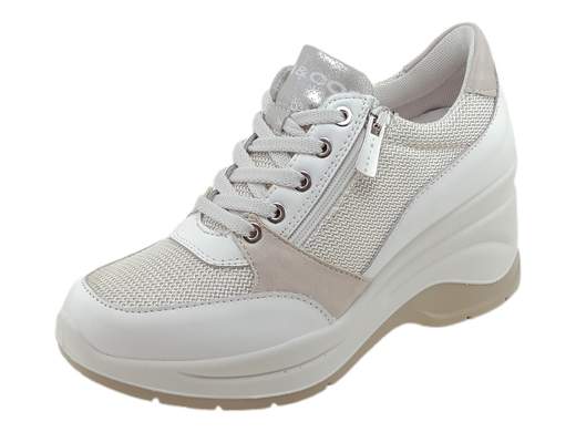 Sneakers donna IGI&CO Colette 7654111 in pelle e tessuto laminato. Comfort top con zeppa da 7 cm e chiusura zip. Scoprile su Laporta Calzature! <br /><br />Vuoi slanciare la silhouette senza rinunciare al comfort? <br />Le sneakers IGI&CO Colette 7654111 fanno al caso tuo! <br />Realizzate in pelle e tessuto laminato, combinano eleganza e traspirabilità. <br />La doppia chiusura con lacci e zip laterale assicura una calzata pratica e personalizzata, mentre il sottopiede imbottito in memory foam coccola ogni passo. <br />Il tocco in più? La zeppa ammortizzante da 7 cm che regala altezza e stabilità. <br />100% Made in Italy e disponibili su Laporta Calzature. <br />Non lasciartele sfuggire!