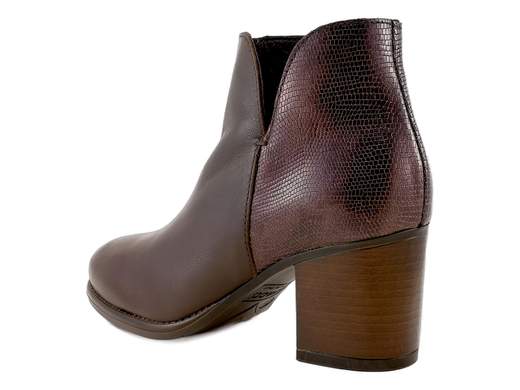 Tronchetti IGI&CO donna in pelle testa di moro con tacco a blocco. Eleganti, comodi e Made in Italy, perfetti per ufficio e sera.<br /><br />Questi tronchetti IGI&CO rappresentano l’equilibrio ideale tra eleganza, comfort e carattere. La tomaia combina la pelle liscia sul davanti con una raffinata pelle stampata effetto rettile sul tallone, creando un contrasto sofisticato che valorizza ogni outfit.<br /><br />La fodera interamente in pelle e la soletta imbottita accompagnano il piede con una sensazione di morbidezza costante, rendendo la calzata sorprendentemente confortevole anche con il tacco. Il tacco a blocco da 6 cm offre stabilità e sicurezza, ideale per affrontare la giornata senza rinunciare allo stile.<br /><br />La suola in gomma antiscivolo garantisce una camminata sicura, mentre il design pulito ed elegante rende questi tronchetti perfetti sia per contesti professionali sia per le uscite serali. Un modello versatile, raffinato e affidabile, espressione autentica del Made in Italy firmato IGI&CO.