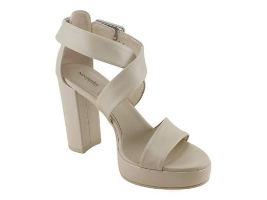 Elegante sandalo NeroGiardini con tallone chiuso e fasce incrociate sulla tomaia, tacco a blocco 10 cm e plateau 2 cm, disponibile nei colori nero e lino, ideale per cerimonie.