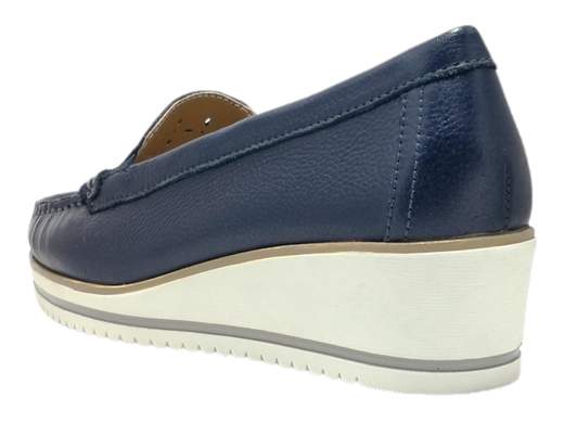 Esalta il tuo stile con il mocassino zeppa da donna Susimoda 42100/110. Realizzato in morbida pelle blu e caratterizzato da una tomaia parzialmente traforata, questo mocassino unisce eleganza e comfort in modo impeccabile. La fodera in pelle dona una sensazione di lusso ai piedi, mentre la zeppa in gomma antiscivolo flessibile da 4 cm offre il giusto supporto per camminare con sicurezza. Scopri l'artigianalità e lo stile unico di Susimoda, e vivi ogni momento con stile e comfort.