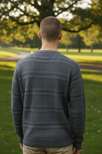 Maglione Uomo Girocollo Casual

Il design girocollo e le linee essenziali rendono questo maglione perfetto per outfit casual moderni e versatili.