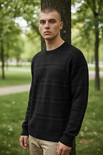 Maglione Uomo Girocollo Casual

Il design girocollo e le linee essenziali rendono questo maglione perfetto per outfit casual moderni e versatili.