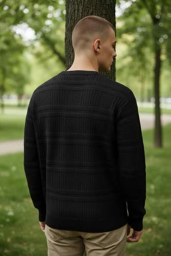 Maglione Uomo Girocollo Casual

Il design girocollo e le linee essenziali rendono questo maglione perfetto per outfit casual moderni e versatili.